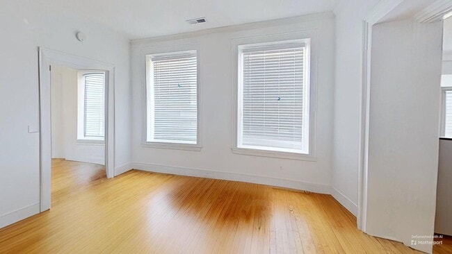 Building Photo - 2 bed/1 bath on King St. Live in the Heart...