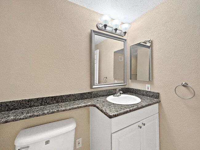 Building Photo - Stunning 2BD/2BA Condo in La Jolla W/ W/D,...