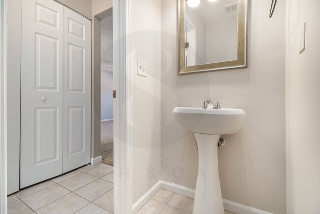 Building Photo - Spacious 3BR/2.5BA End-Unit Townhome!