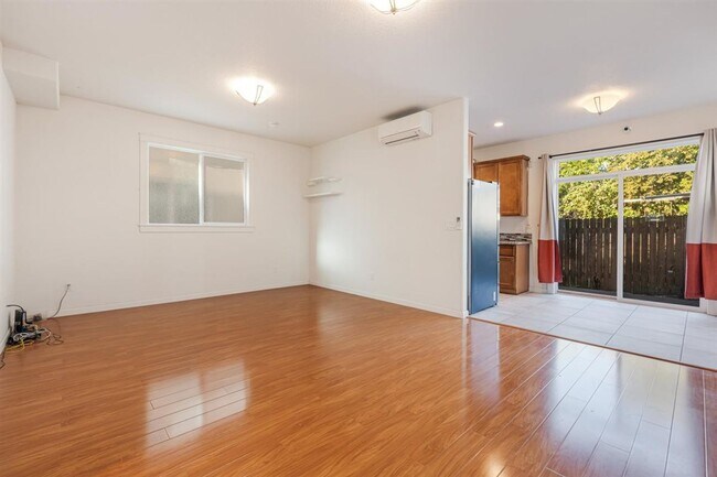 Building Photo - Charming 3 Bedroom 2.5 Bath Condo Available Now!