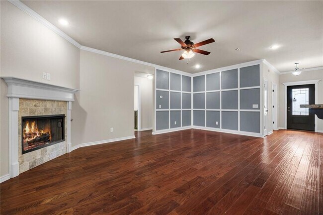 Building Photo - 904 SW Caprington St