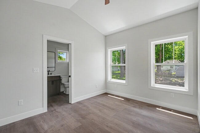 Building Photo - 405 E Larmon St