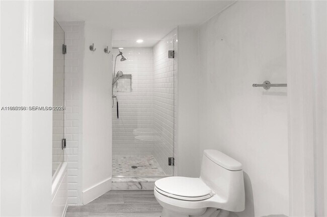 Building Photo - 6061 Collins Ave