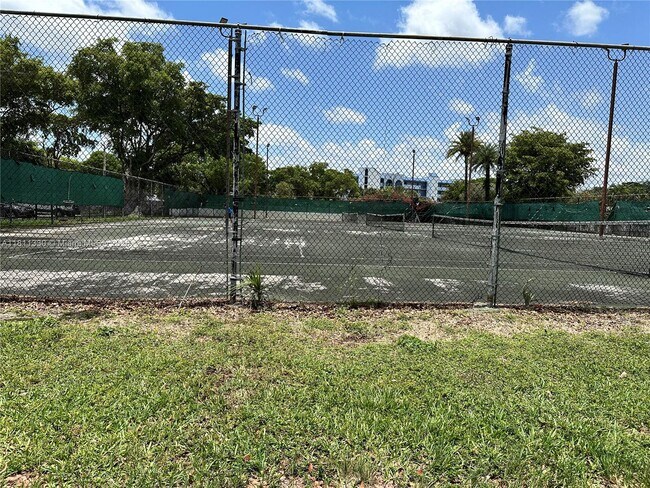 Building Photo - 9431 Fontainebleau Blvd