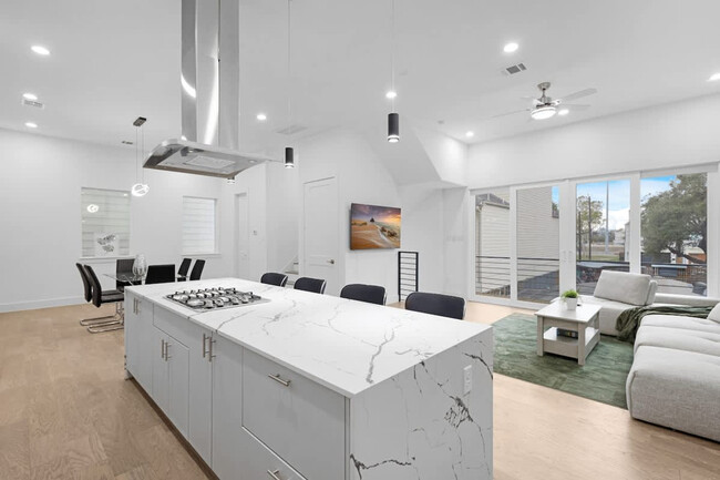 Building Photo - 2107 McGowen St