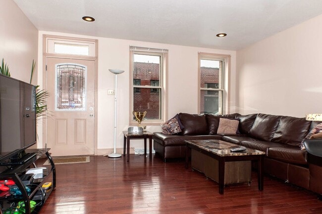 Building Photo - Remodeled 3 bed/2.5 bath in South Side