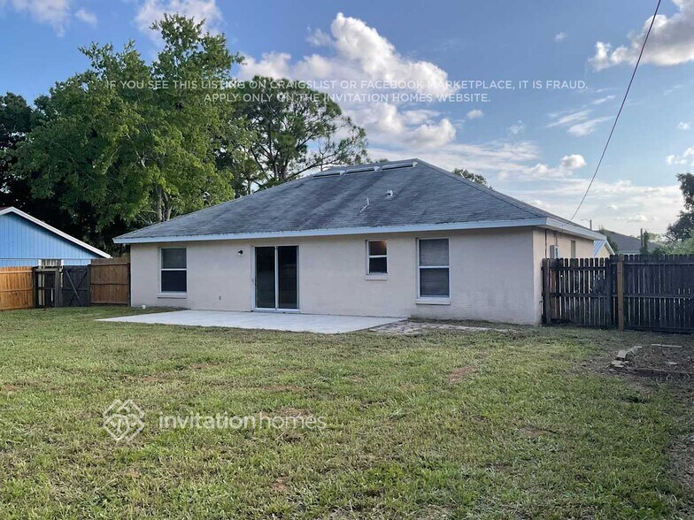Building Photo - 117 Hawthorne Ln NE