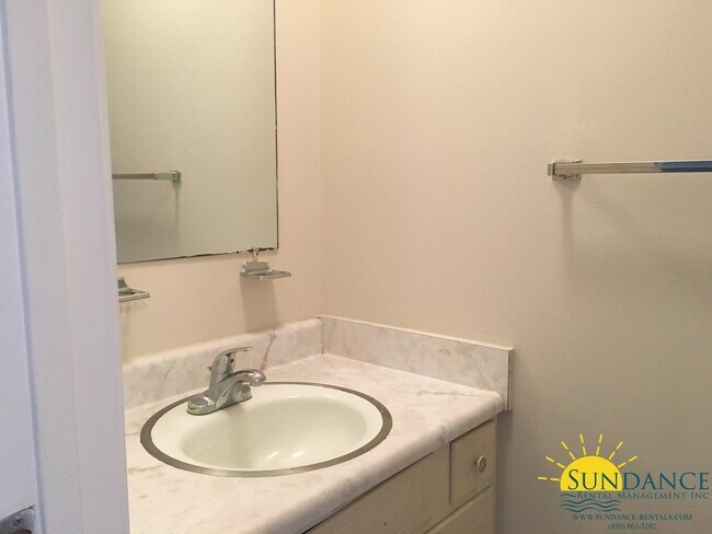 Building Photo - Great 3 Bedroom Townhouse in Shalimar