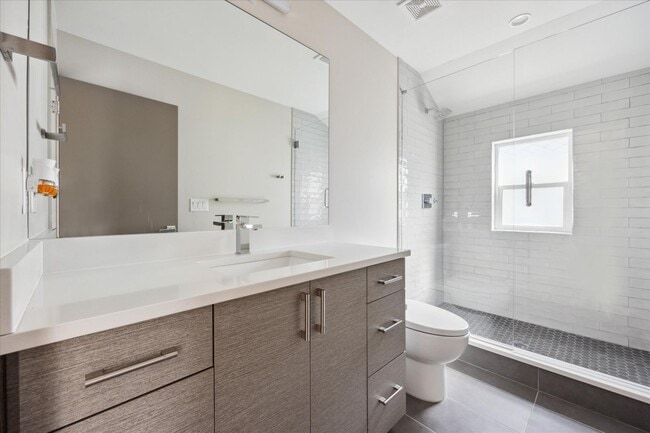 Building Photo - Upscale rear unit in the heart of Denver!