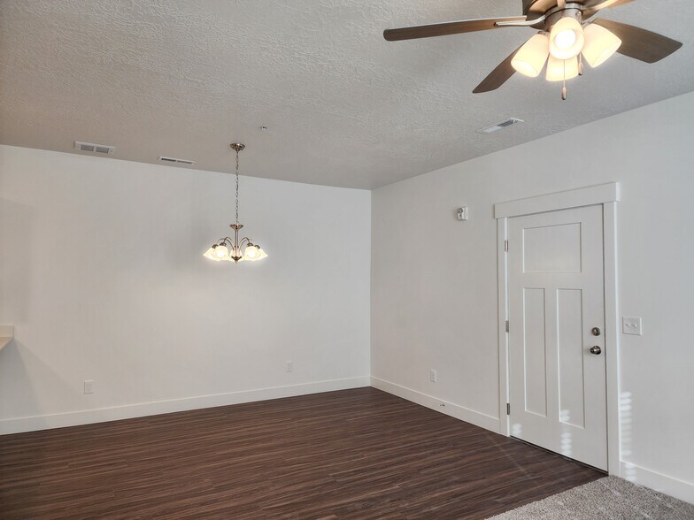 Building Photo - 4735 S Alder Dr