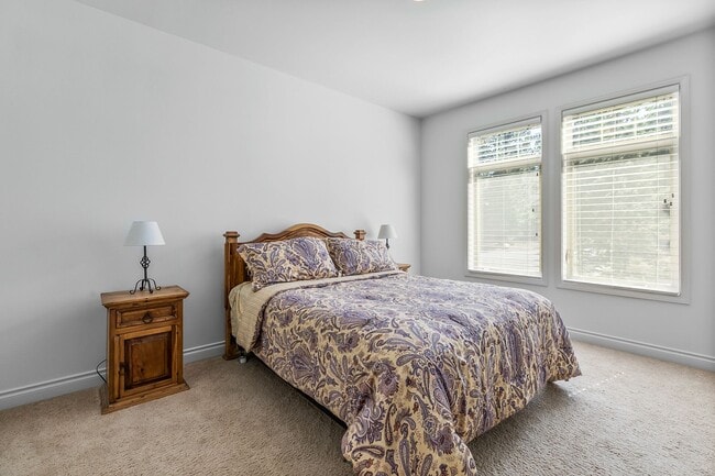 Building Photo - Single Level Gorgeous Awbrey Glen home!