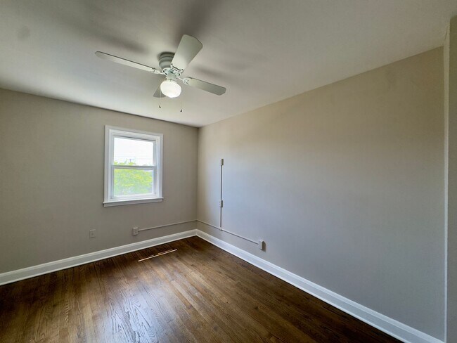 Building Photo - 433 Oakwood Rd