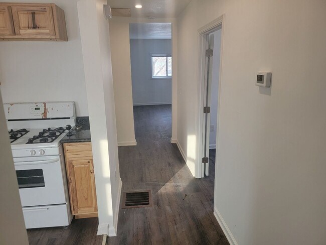 Building Photo - 1212 Bush Ave