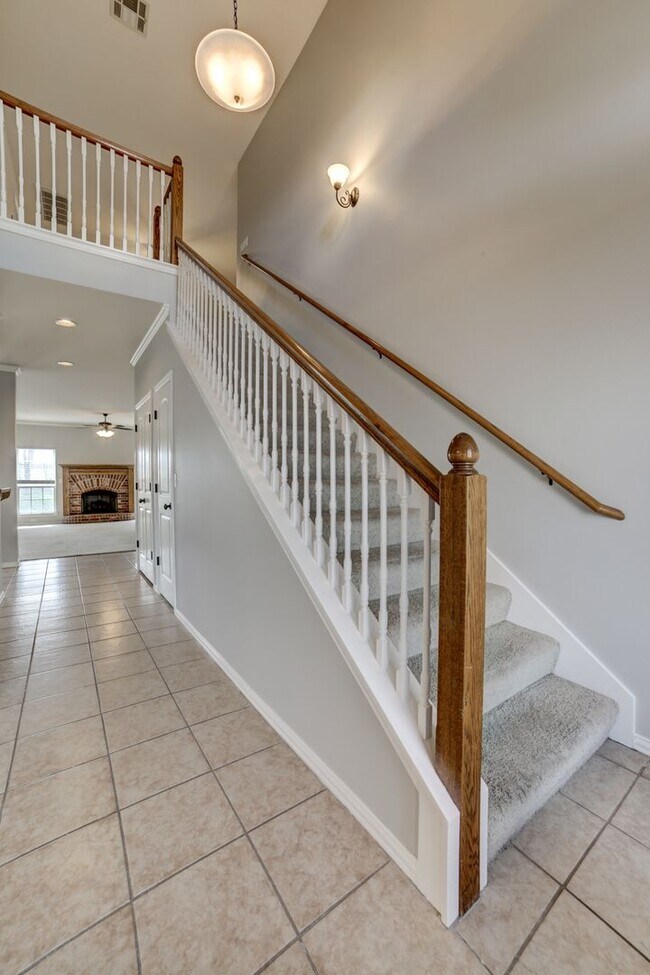 Building Photo - 5 Bed | 2.5 Baths | Broken Arrow