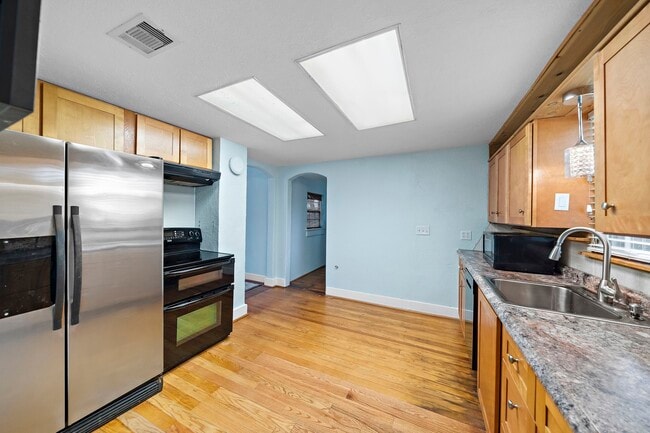Building Photo - 502 6th Ave N