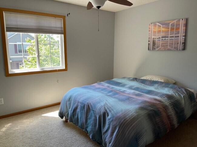 Building Photo - Beautiful end unit townhome in Elk River!