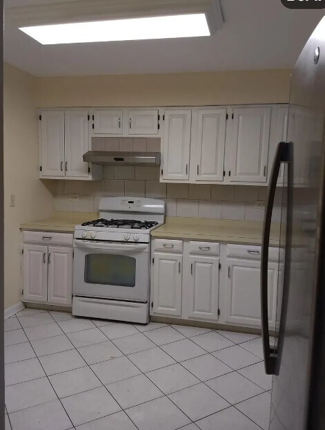 Building Photo - 330 E Forest Knoll Dr