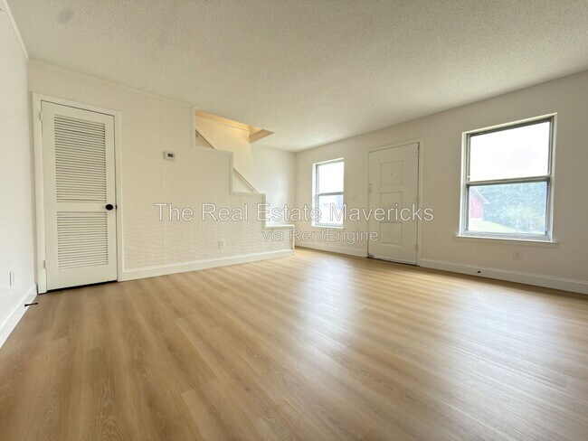 Building Photo - 2318 Green Forest Dr