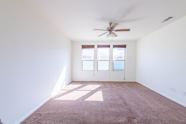 Building Photo - 4 Bedroom 2 Bathroom Ready to rent April 1st, 2026