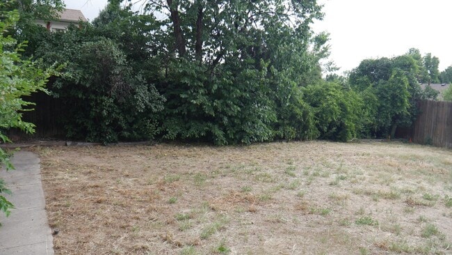 Building Photo - Single Family 3 Bed, 2 Bath w/ Big Backyar...