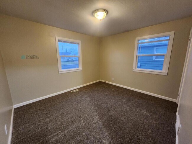 Building Photo - 1615 E Bismark Ave