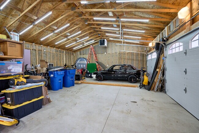 Building Photo - 1832 Essex Rd