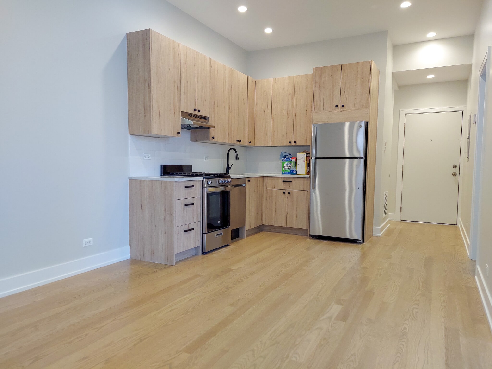 Building Photo - 2057 W Dickens Ave