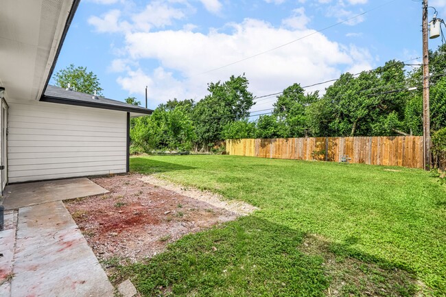 Building Photo - 404 Glenmore Dr