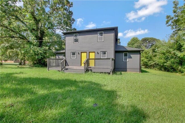 Building Photo - 551 Valley Hill Rd SE