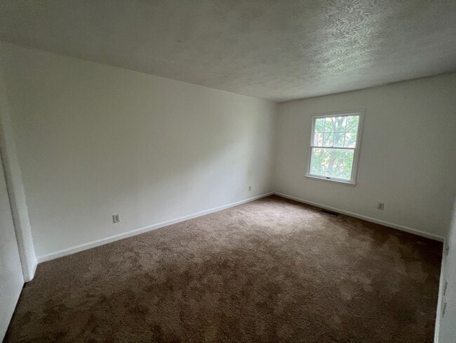 Building Photo - Spacious 3 Level Townhome with New Floorin...
