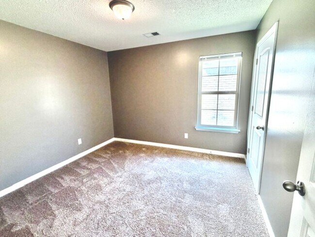 Building Photo - 7902 Rushmeade Cir N