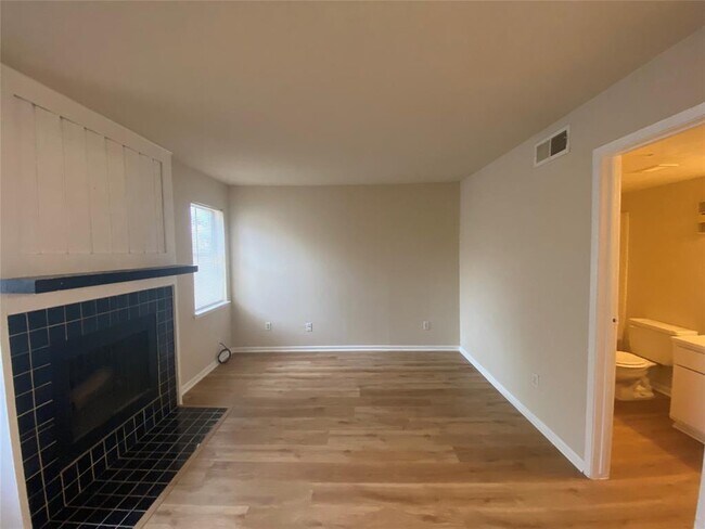 Building Photo - 3901 Woodchase Dr