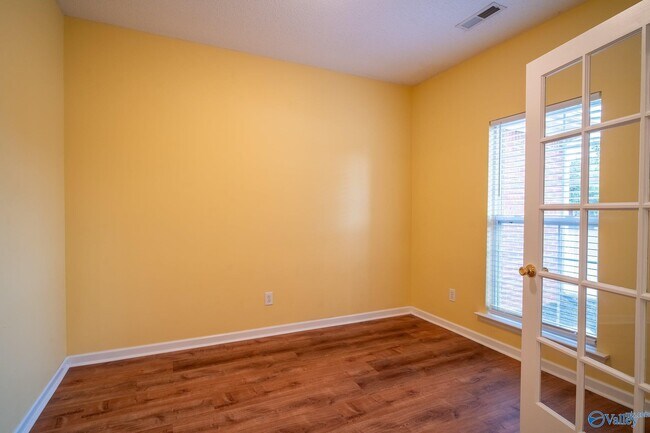 Building Photo - 216 Horseshoe Bend N