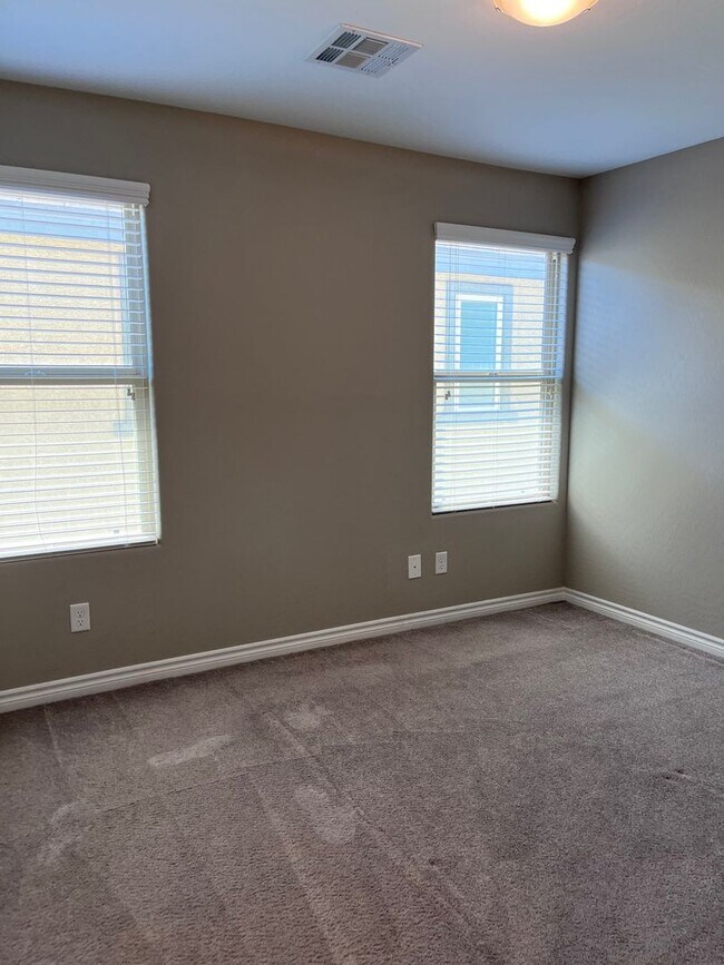 Building Photo - 3 Bedroom Single Family home - Gated community