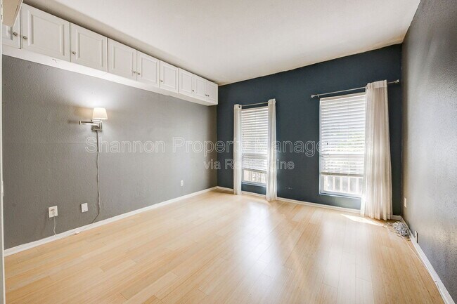 Building Photo - 2100 Tanglewilde St