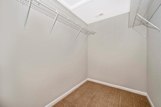 Building Photo - Fantastic End Unit Townhouse For Lease