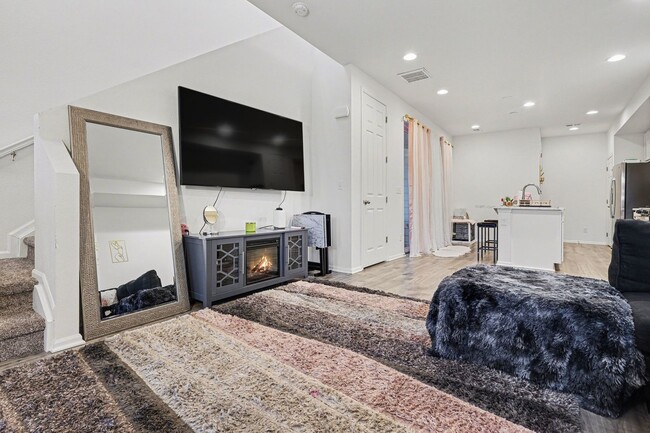 Building Photo - Available April 2026! 2 bed 2.5 bath townhouse!