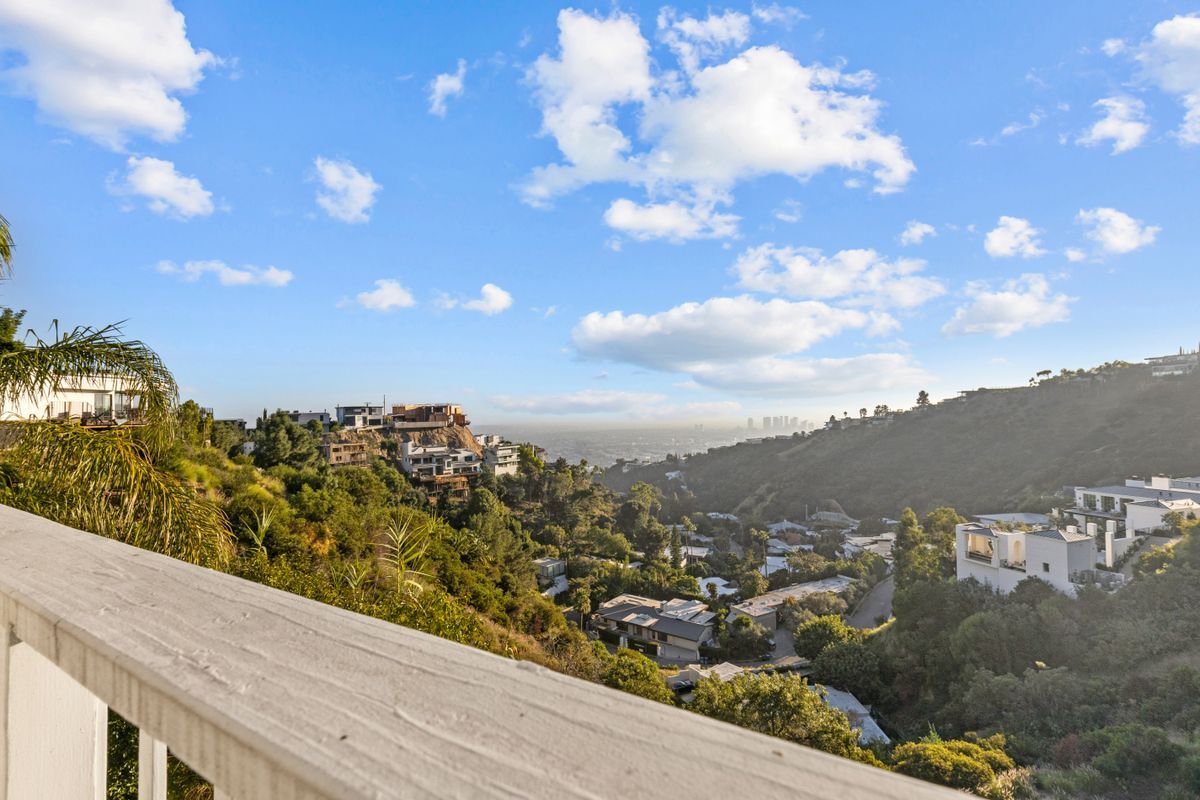 Building Photo - 2019 Sunset Plaza Dr