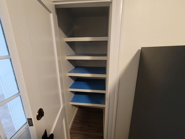 Building Photo - 510 W 5th St