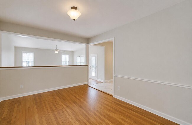 Building Photo - 208 N Lewis Ct