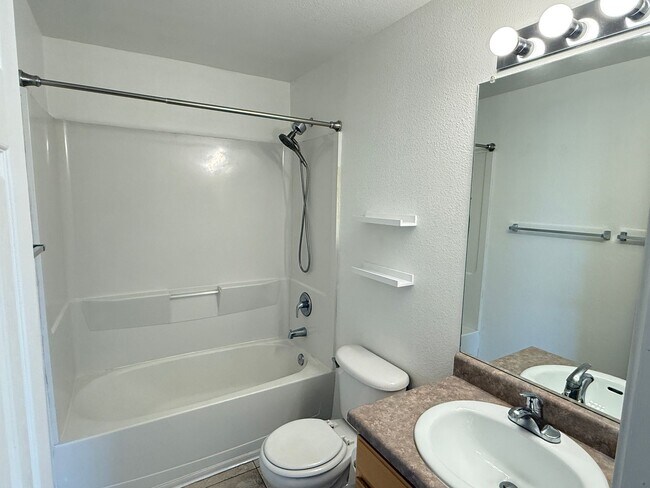 Building Photo - 2 Bedrooms with 2 Bathrooms at the Edge at...
