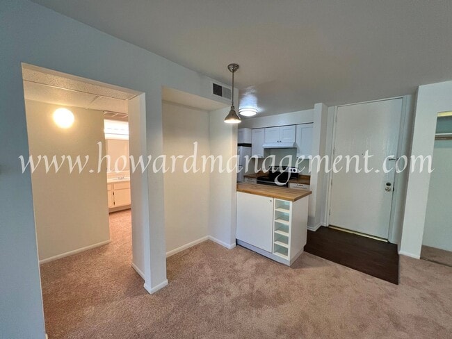 Building Photo - Lake view in LA! Resort style living in pa...