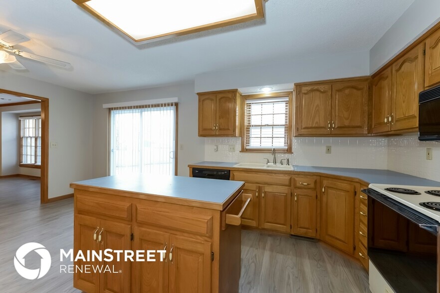 Building Photo - 5620 Meadow View Dr