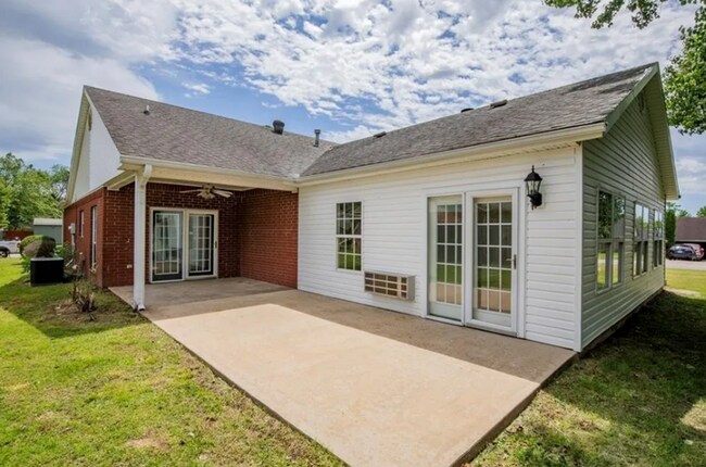 Building Photo - Great Location! Family House! 3 bedroom,  2.5 bathroom, large bonus room, 2 car garage