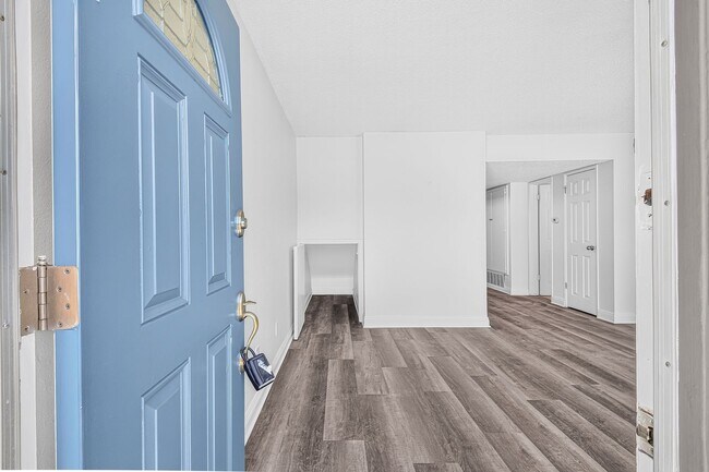 Interior Photo - 1600-1610 Mabury Street