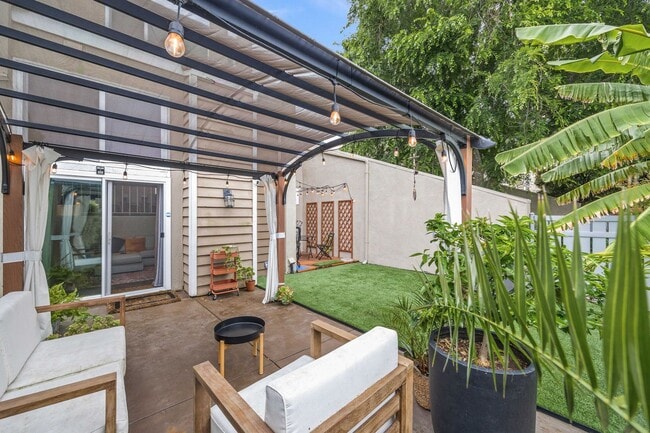 Building Photo - Large townhome in Huntington Beach!