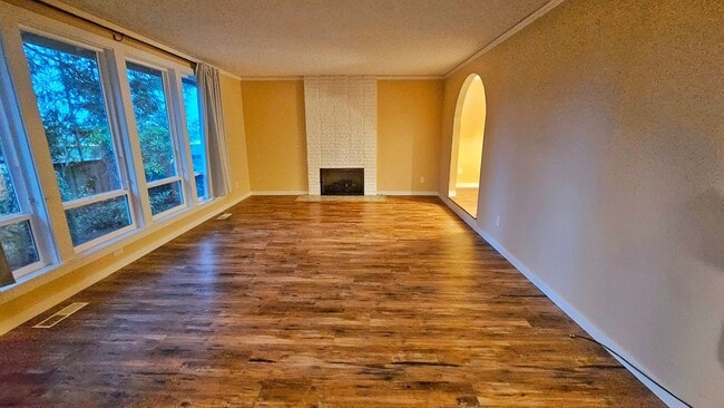 Building Photo - Beautiful 3 Bed 2.5 Bath Tri-level in Beautiful Covington.