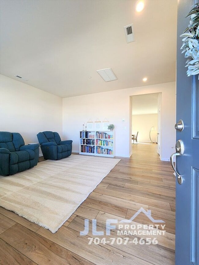 Building Photo - Coming Soon-Beautiful 5 Bed/3 Bath Home in...
