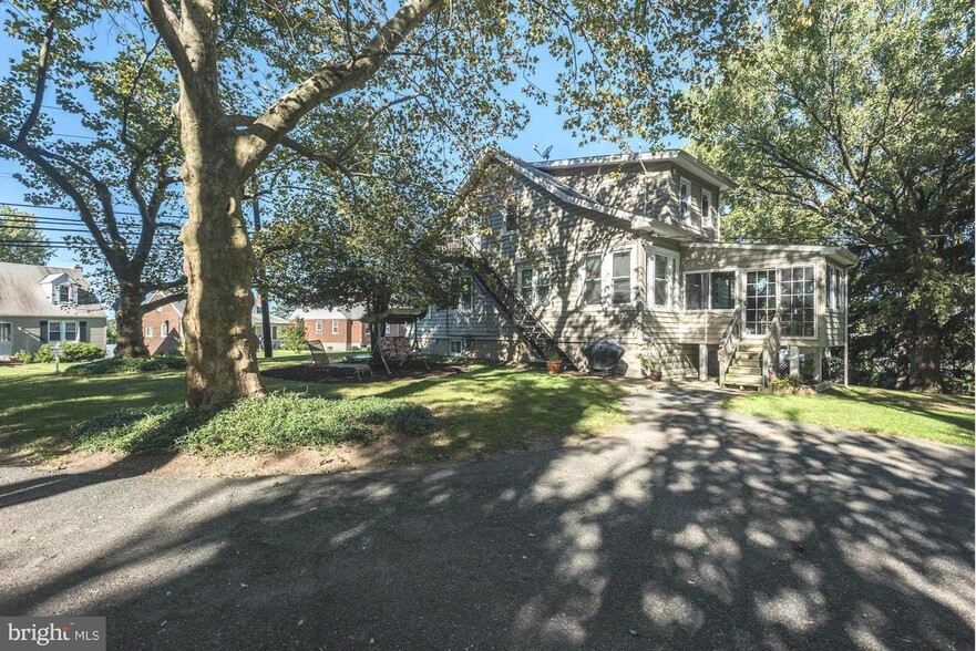 Parking, Sitting Area & Separate Side Entrance - 4308 Ridge Rd