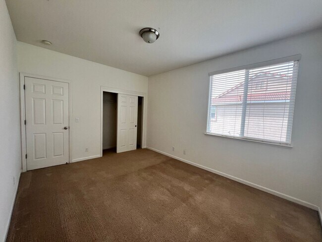 Building Photo - Luxury LAKEFRONT property!!!